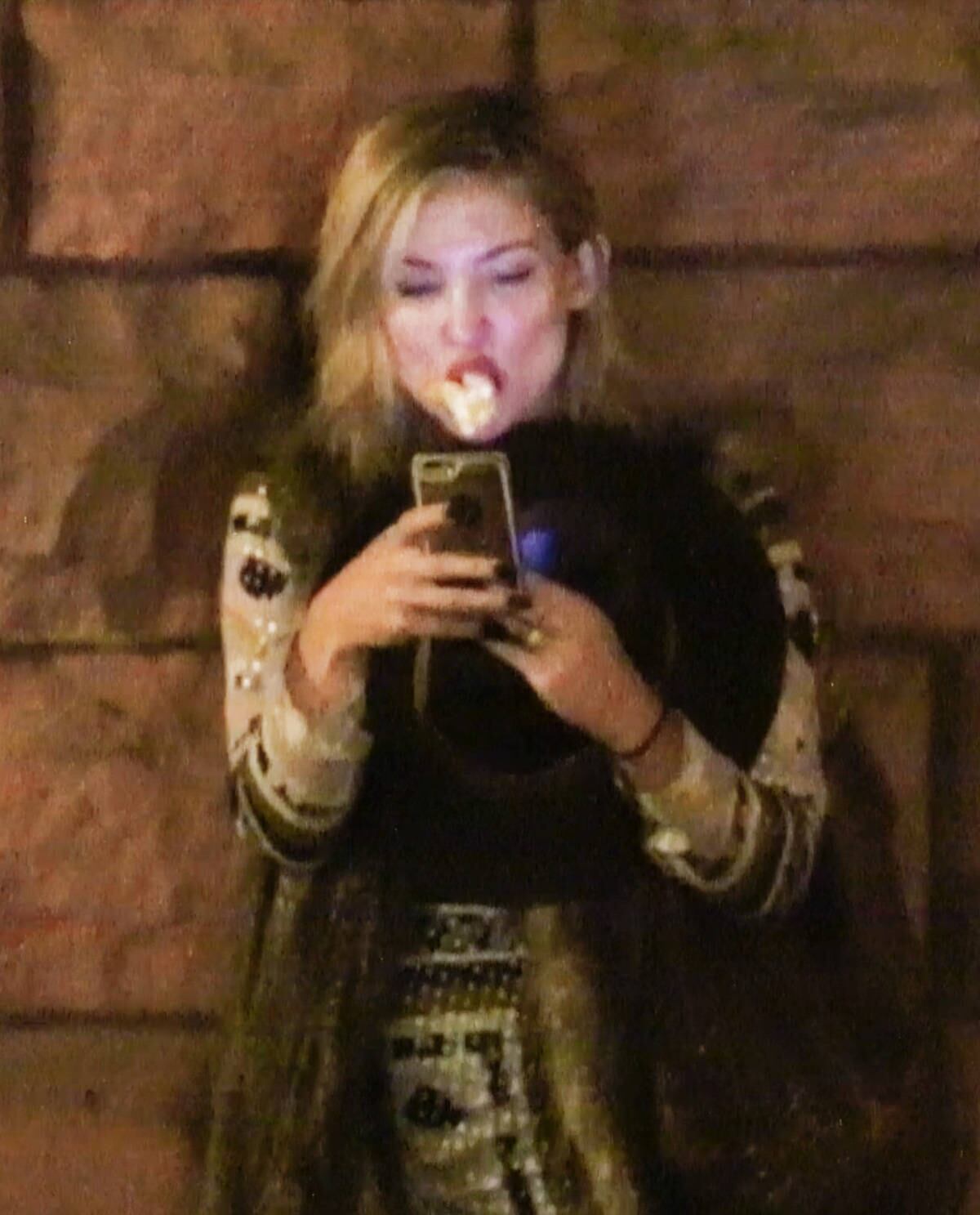 Kate estava em Aspen, nos EUA, quando foi flagrada tirando selfies com um gominho de laranja na boca