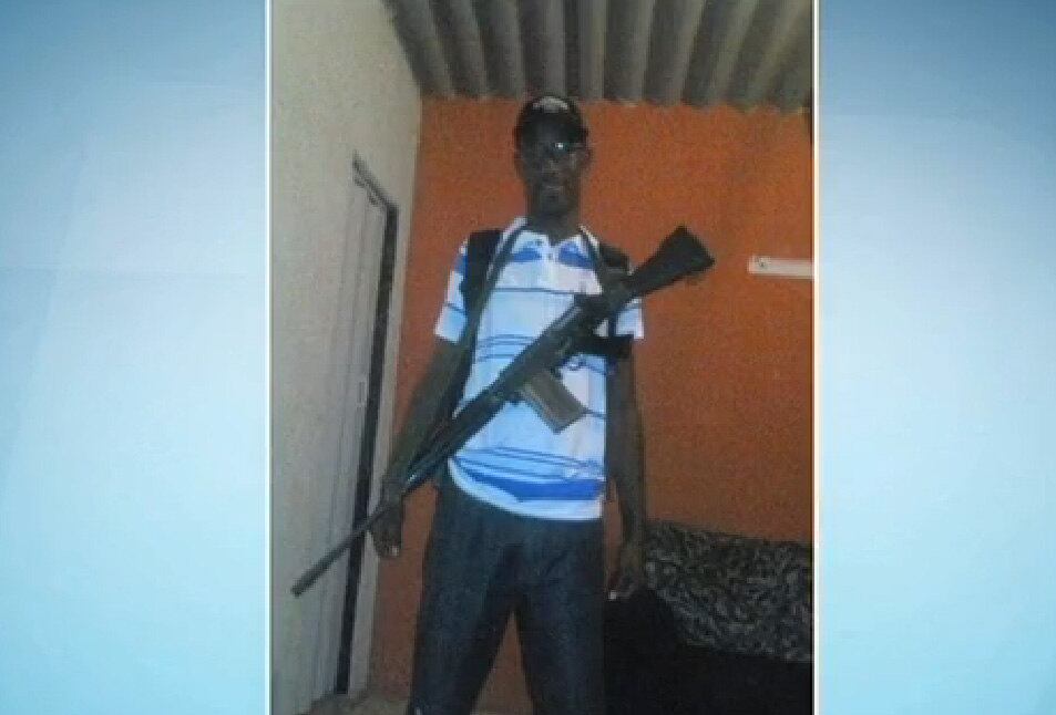 Em entrevista à Rede Record, moradores de Costa Barros falaram sobre a rotina de tensão que vivem, sempre com medo de balas perdidas. Assista ao vídeo