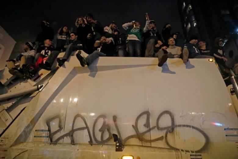 Os fãs de Philadelphia Eagles se reúnem para assistir sua equipe no Super Bowl LII contra os Patriotas da Nova Inglaterra
PHILADELPHIA, PA - 4 de fevereiro: os fãs comemoram na cidade do centro depois que as Águias de Filadélfia derrotaram os Patriotas da Nova Inglaterra para ganhar o Super Bowl em 4 de fevereiro de 2018, na Filadélfia, Pensilvânia. (Foto de Aaron P. Bernstein / Getty Images)
