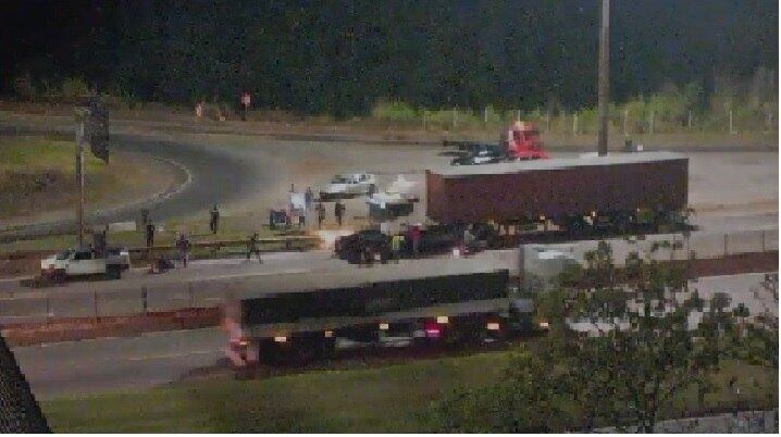 Carreta arrastou carros e deixou feridos, incluindo uma bebê