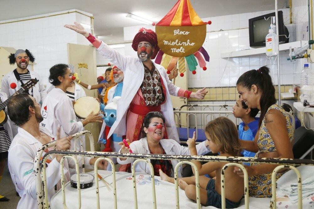 Nos planos do grupo está sair às ruas no Carnaval de 2018,
segundo o diretor.


— No Recife começamos no hospital e hoje também estamos no
centro histórico. Vislumbramos movimento parecido aqui em São Paulo.

Aguiar diz que o objetivo do Broco do Riso Frouxo é
"subverter um pouco a realidade hospitalar".



— Tratamos tudo com humor, para que aqueles que trabalham
naquele universo também entrem nesse clima. Dentro dessa lógica, o carnaval é
perfeito: trata-se de um evento que remete à memória, à alegria. No Carnaval,
todos colocam desejos e fantasias para fora, entram em um universo lúdico.

Na foto, o grupo comanda o Bloco Miolinho Mole para as crianças internadas no Hospital da Restauração, em Recife (PE)