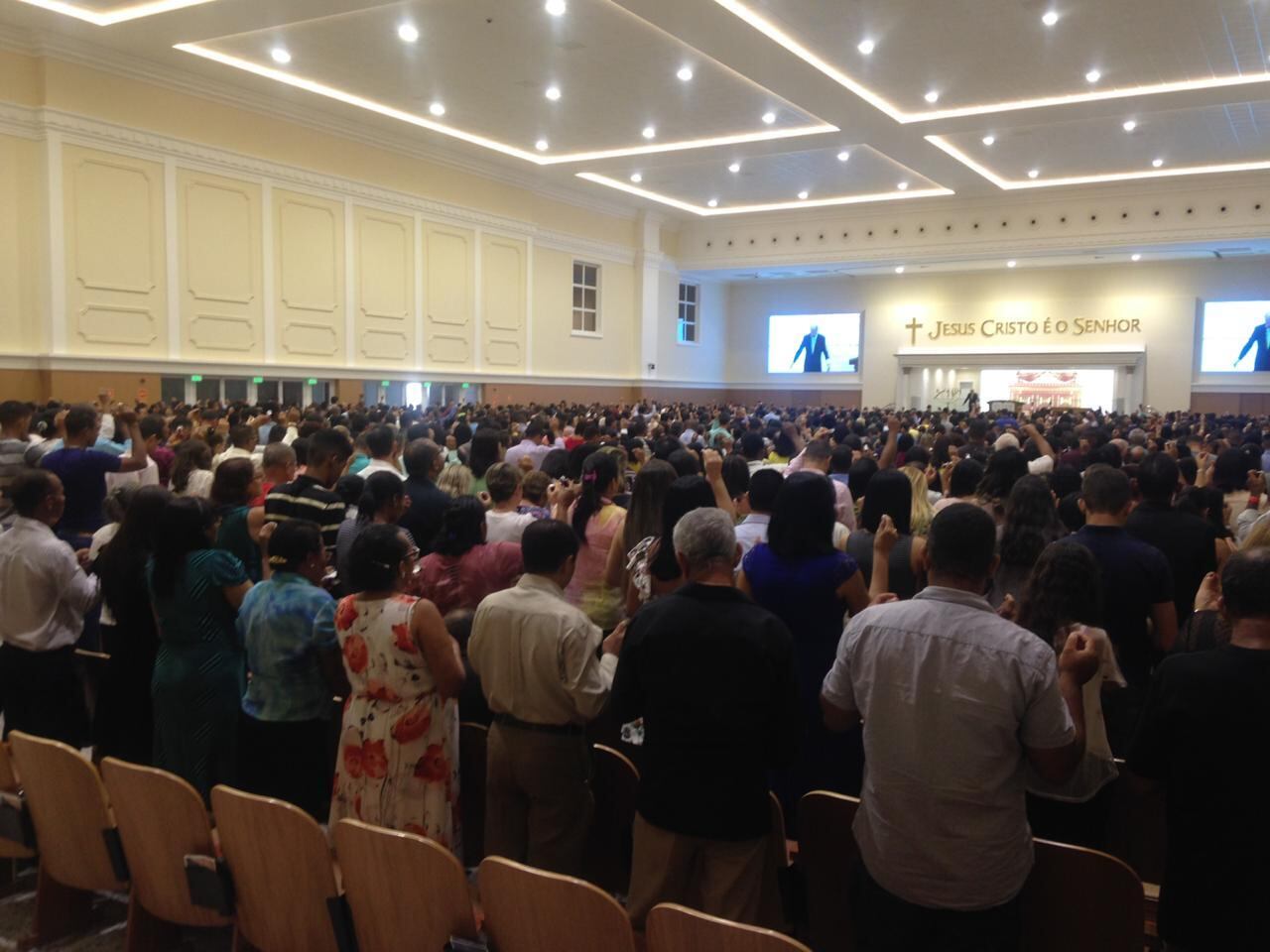 A nova sede da Universal em Aracaju conta ainda com nove salas da Escola
Bíblica Infantil (EBI), dois salões nobres,
com capacidade para 447 pessoas, dois estúdios de rádio, um estúdio de TV e salas para atividades
administrativas







