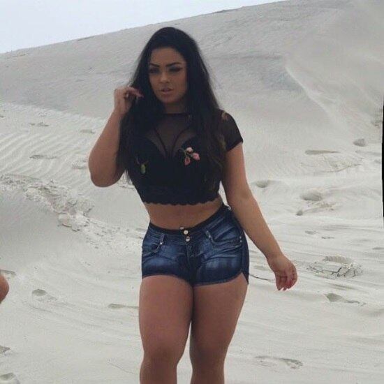 Melancia exibiu suas curvas generosas na praia