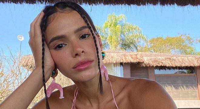 Para compor o look, a atriz apostou em brincos no formato de golfinhos rosa