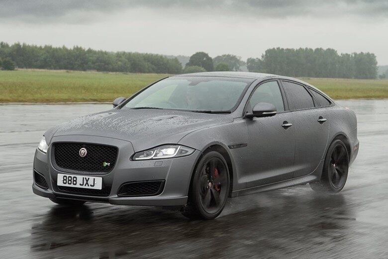 Com o novo motor, o sedã acelera de 0 a 100 km/h em apenas 4,4 segundos e chega a velocidade máxima de 300 km/h 
