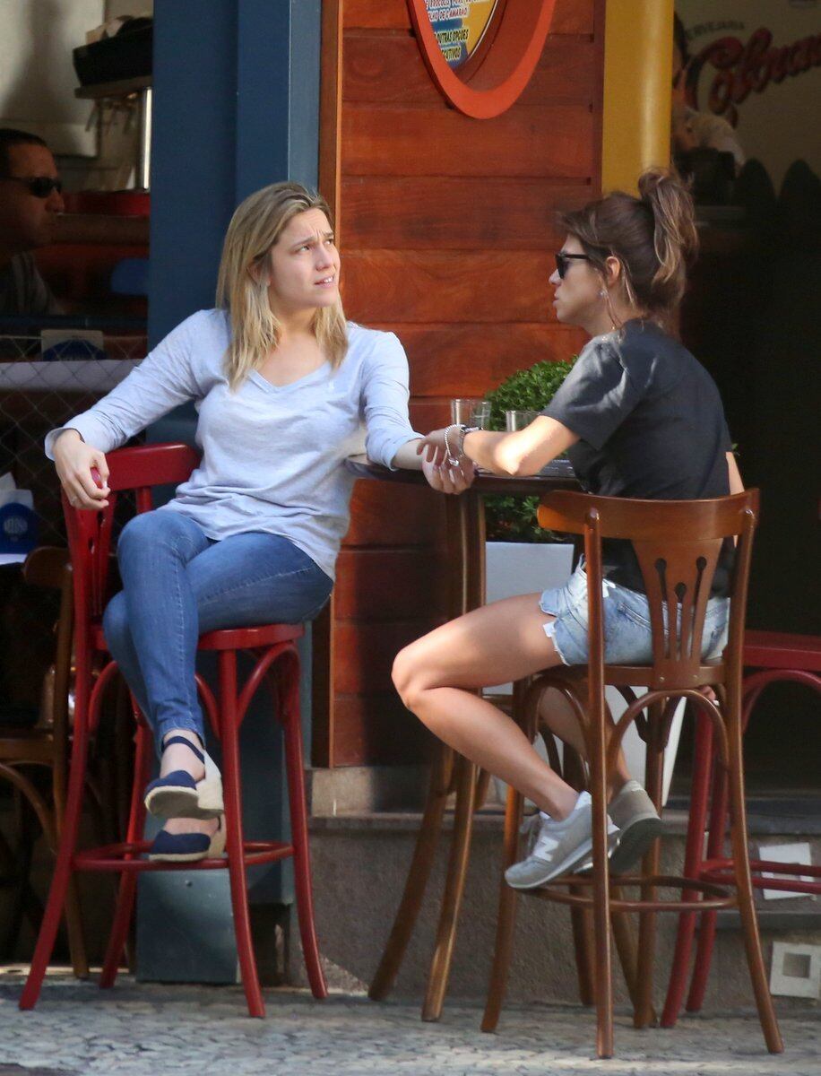 Em meio ao bate-papo, Fernanda e Priscila trocaram carinhos 