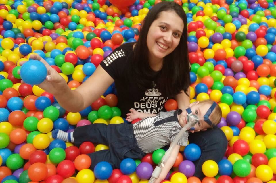 — É uma doença que eu vejo por outras crianças que nós já
perdemos: um dia elas estão bem e no outro podem morrer. Se não liberar o
tratamento, não sabemos o que pode acontecer, porque é uma condição terrível