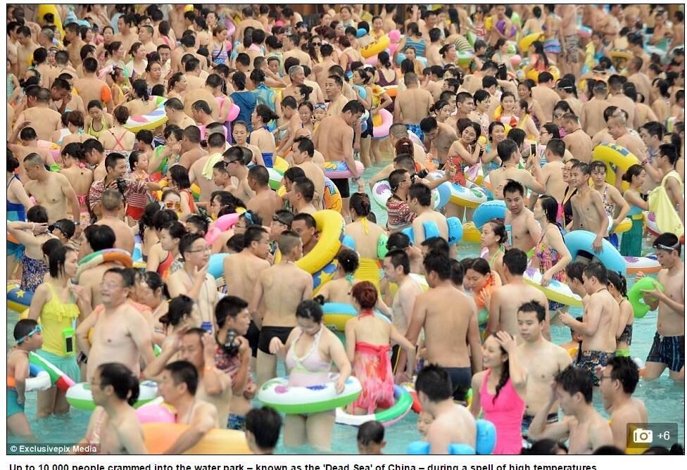Milhares de turistas chineses aparentemente tiveram a mesma ideia para fugir do calor. Milhares de pessoas lotaram o parque aquático conhecido como "Dead Sea" (mar morto, na tradução do inglês) durante um período de altas temperaturas, que chegaram a 33° em Daying County, na província de Sichuan, na China
