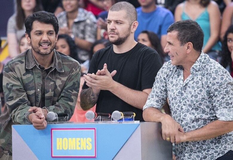 E o grupo masculino,
formado por Eri Johnson, Victor Sarro e Renner Souza
•VÍDEO: Paula Fernandes, Rayanne Morais, Rodrigo Capella e mais famosos se divertem no Muro dos Famosos