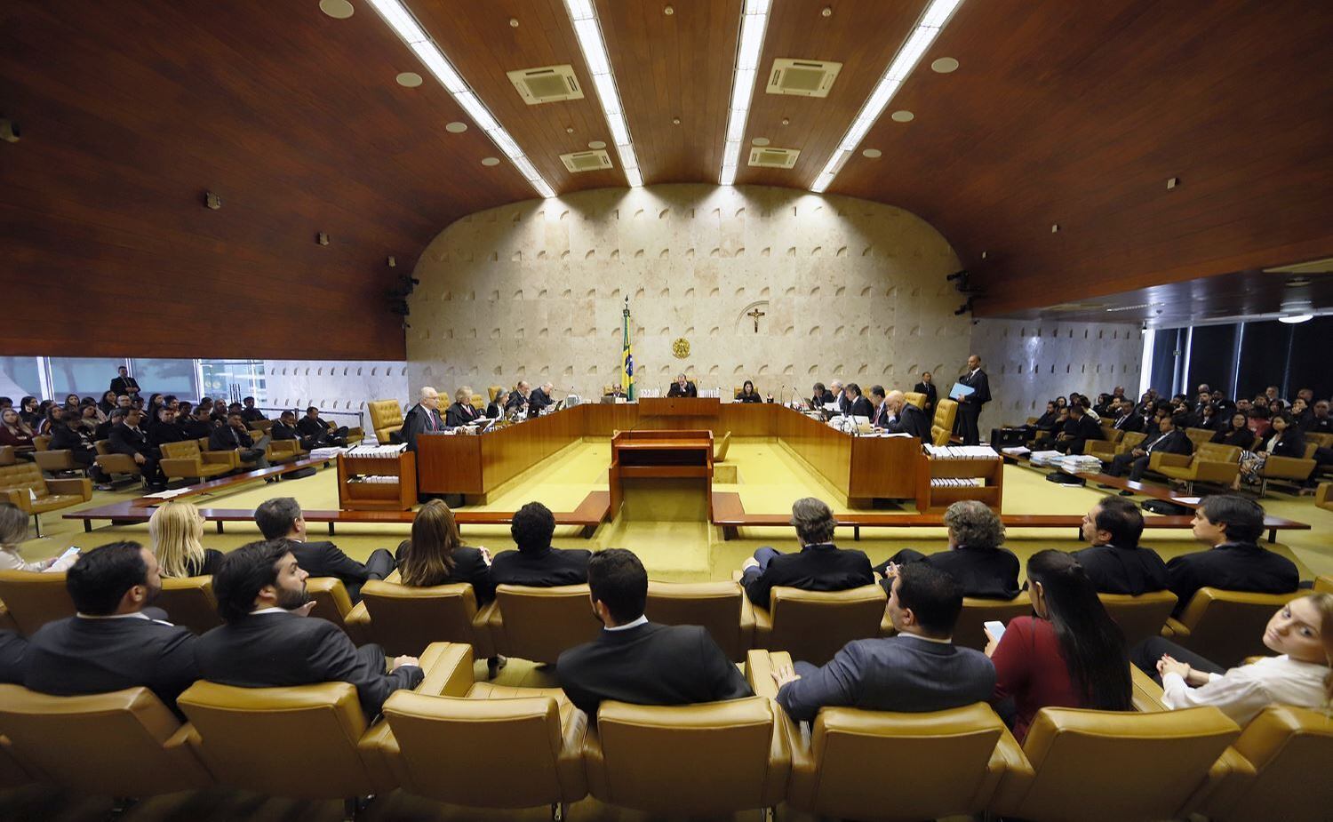 O presidente do STF (Supremo Tribunal Federal), ministro Dias Toffoli, deu na quinta-feira (7) o voto decisivo para reverter o atual entendimento da Corte e determinar que os réus do Brasil podem ser presos somente após o fim do processo ou com o esgotamento de todos os recursos. Com o voto, o julgamento termina com o placar de 6 a 5. A manifestação de Toffoli segue o mesmo entendimento do relator das ações, Marco Aurélio Mello, e os ministros Rosa Weber, Ricardo Lewandowski, Gilmar Mendes e Celso de Mello