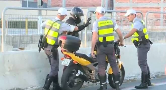 Polícia Militar faz operação para fiscalizar motocicletas na zona norte de SP