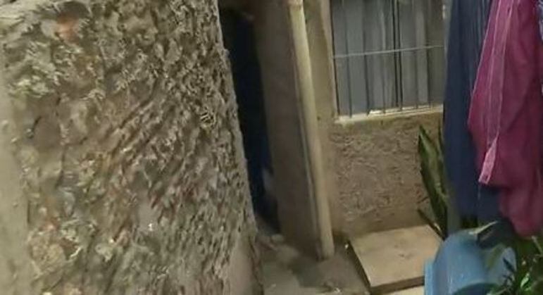 Casal dormia em casa na madrugada desta quarta (12) quando foi surpreendido pelos tiros