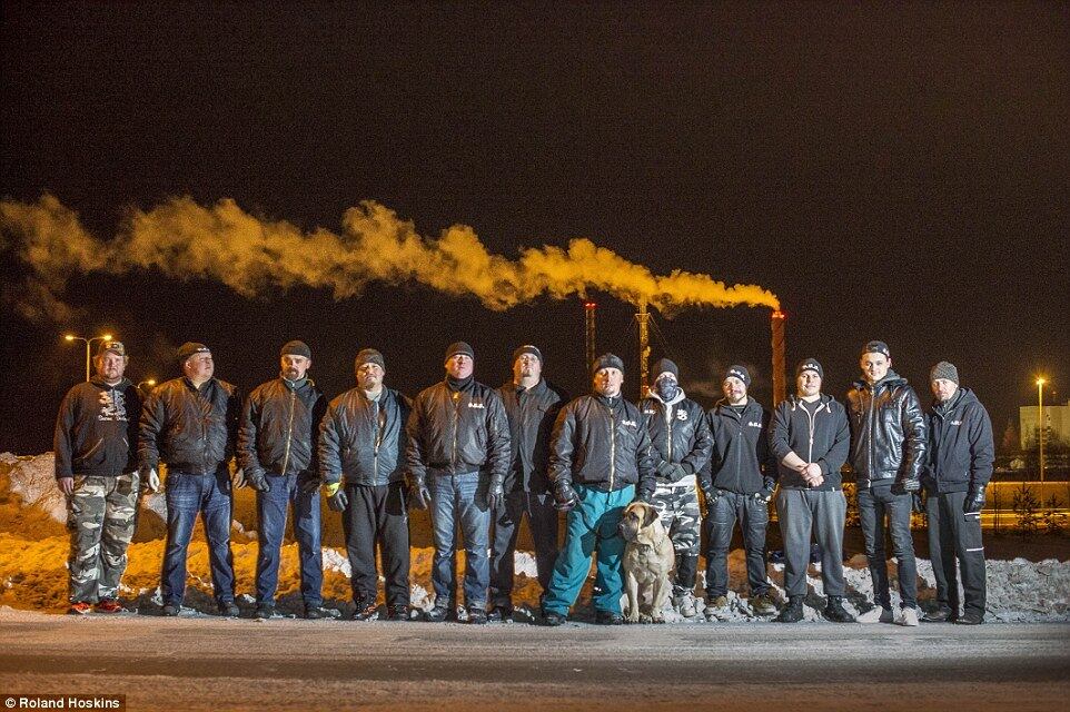 Um homem supostamente africano começa a digitar em seu telefone. Jani diz:
— Em poucos minutos, seus amigos vão descer com varas de ferro. Isso acontece muito. Mas com uma chamada em um walkie-talkie, posso conseguir 30 caras aqui e eles vão recuar