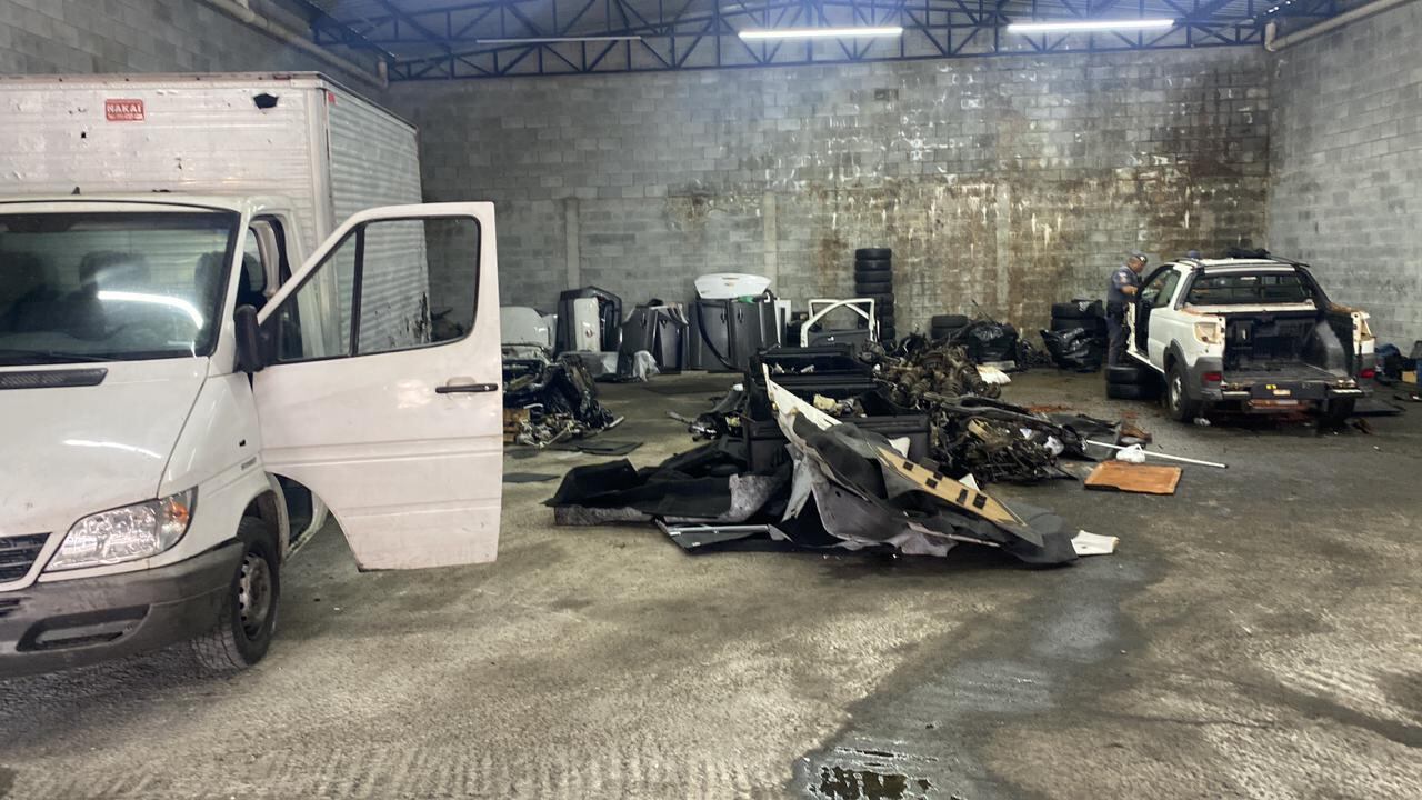 Sete pessoas foram presas suspeitas de participarem de um desmanche de veículos na avenida Bandeira dos Cataguazes, na região do Itaim Paulista na zona leste de São Paulo, por volta das 11h19 desta quarta-feira (13)