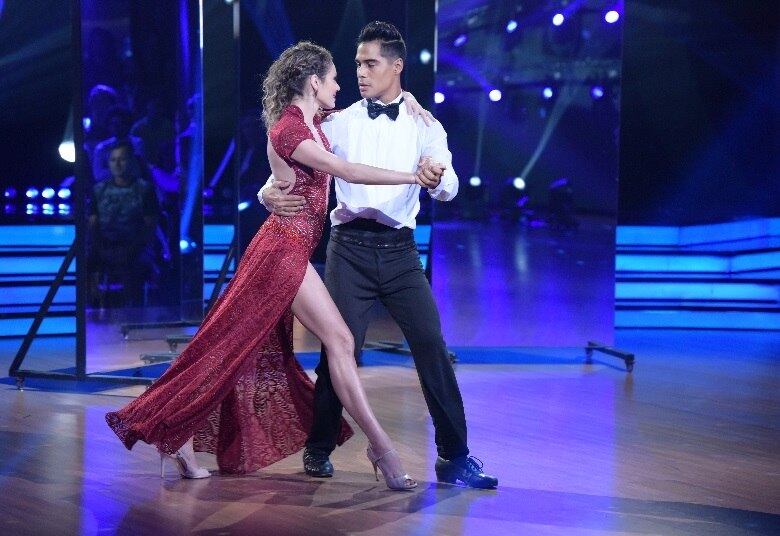 O bolero cheio de sensualidade de Mika e Bárbara contou um pouco sobre a sintonia de um casal que se ama. A dupla utilizou espelhos como objeto cenográfico, mostrando como uma alma reflete a outra