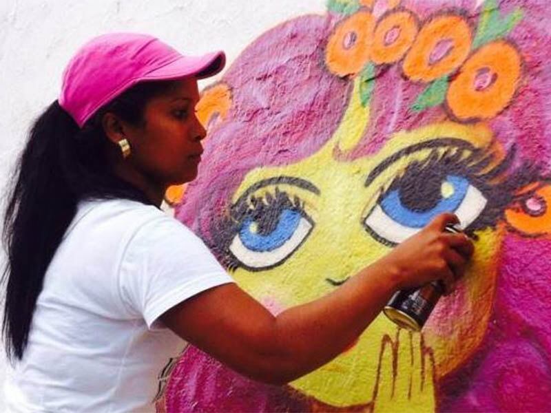 Uma das pioneiras do movimento artístico em Salvador, Mônica Reis, de 33 anos, começou a grafitar em 2005 e não parou mais. Após uma palestra sobre o grafite, Mônica entendeu a importância de uma figura feminina nas ruas e conseguiu impor a sua arte utilizando-se das ferramentas que tinha para abordar temas como a violência contra a mulher e a sexualidade feminina. 

—  Eu era umas das pioneiras porque tinham poucas mulheres no grafite e a maioria só pichava. Sempre coloquei na parede o que eu penso de mim. Todas as coisas que eu queria viver eu consegui através dos desenhos, faço bonecas sensuais, nuas ou seminuas. Gosto de “namorar” com os muros (risos), passar mensagens sobre violência doméstica, porque já tive casos de violência doméstica, e também sobre a sexualidade feminina, até porque a mulher não deixa de ser mulher pela maneira de se vestir

