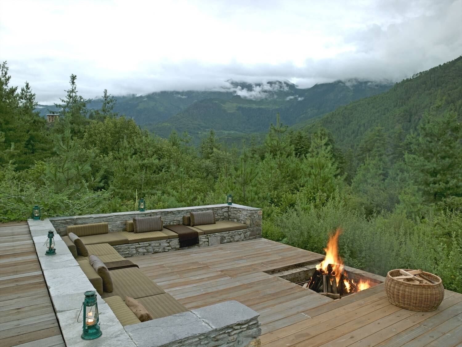 No vale e suas colinas circundantes elegantes casas de estilo tradicional que se senta, enquanto a praça central da cidade, localizado em um fundo de vale plano seguindo um padrão em uma grade, é adornada com uma grande roda de oração e uma pequena anfiteatro onde os eventos são realizados durante todo o ano