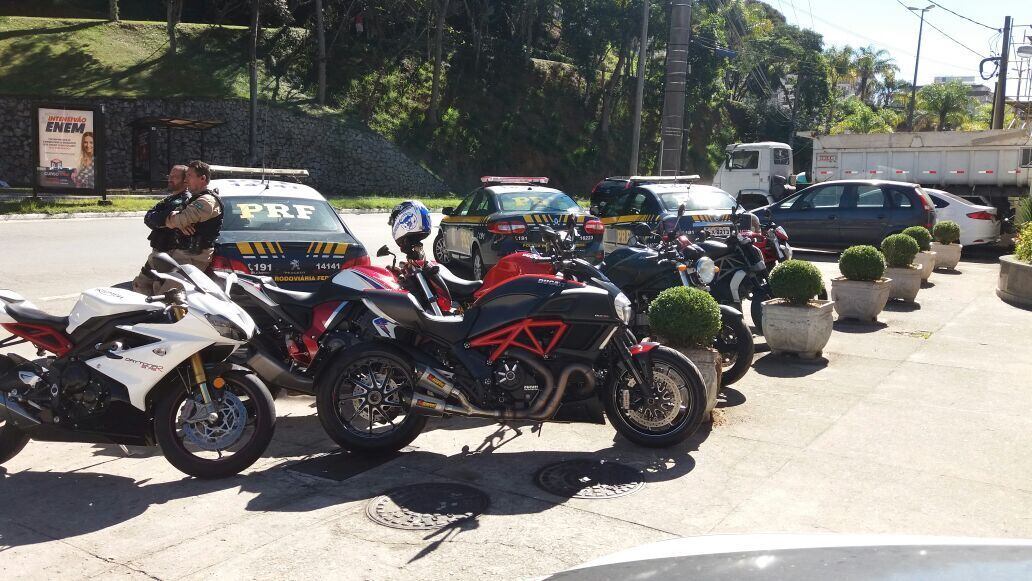 Agentes apreenderam 15 motos e aplicaram 33 multas na BR-040