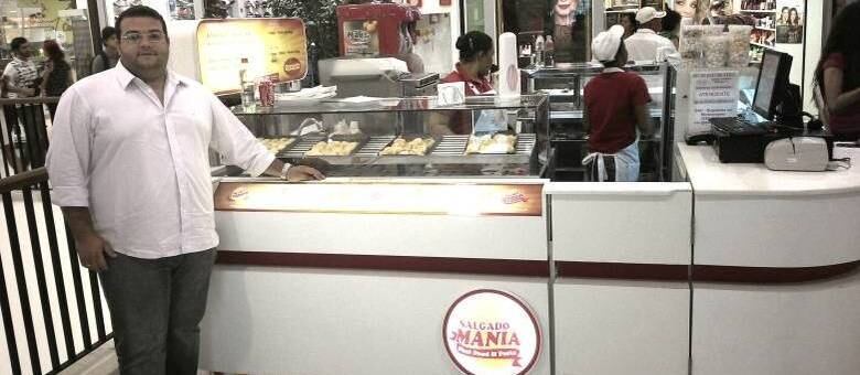 Fernando Moraes, ao lado de quiosque da Salgado Mania: unidades na zona sul de São Paulo e em Guarulhos