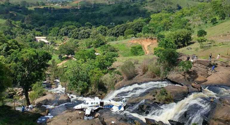 Avião caiu em região de cachoeira em Piedade de Caratinga, no interior de Minas Gerais