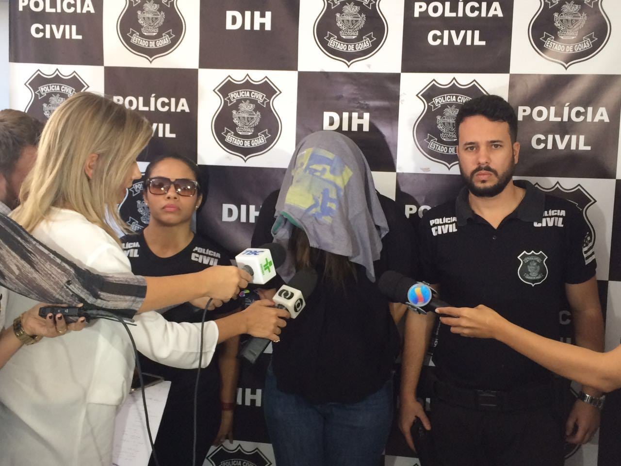 O corpo da recém-nascida, ainda com partes do cordão umbilical, ficou enrolado em grande quantidade de plástico desde 2011