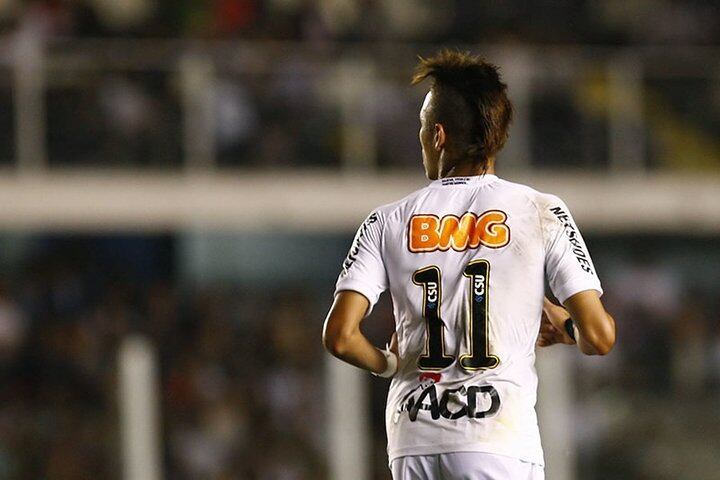 Depois dos títulos de 2010, Neymar seguiu brilhando no Santos e ganhou os Paulistas de 2011 e 2012, além da Libertadores de 2011 (título que o Peixe não faturava desde 1963) e a Recopa de 2012.