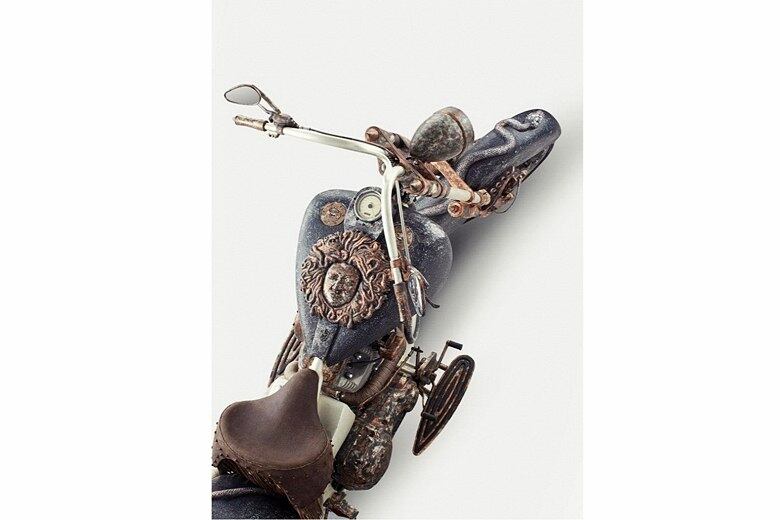 Só o quadro da motocicleta, feito com 315 kg de ouro, vale US$ 1 milhão — o equivalente a R$ 2,3 milhões. Este valor foi suficiente para o Guinness — O Livro dos Recordes reconhecê-la como a moto mais cara do planeta
VEJA TAMBÉM
Ex-clone do Mini Cooper, hatch chinês Lifan 330 agora lembra Fiat 500L e quer nova chance no Brasil
Oráculo R7 Carros: conheça todos os detalhes do hatch compacto Brio, provável popular nacional da Honda
Quer saber tudo sobre carros? Acesse www.r7.com/carros