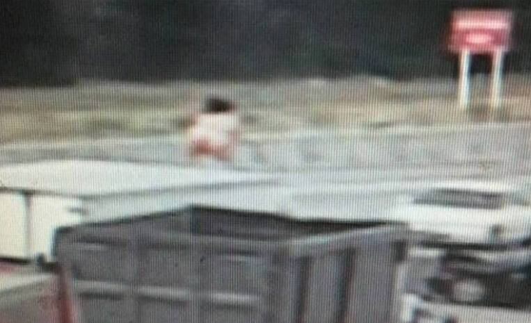 Quando chegaram, os oficiais viram a mulher completamente nua e tentaram tirá-la do veículo 