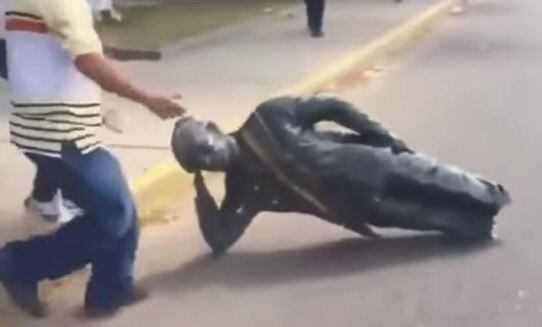 A estatua de Chávez foi arrastada pela rua