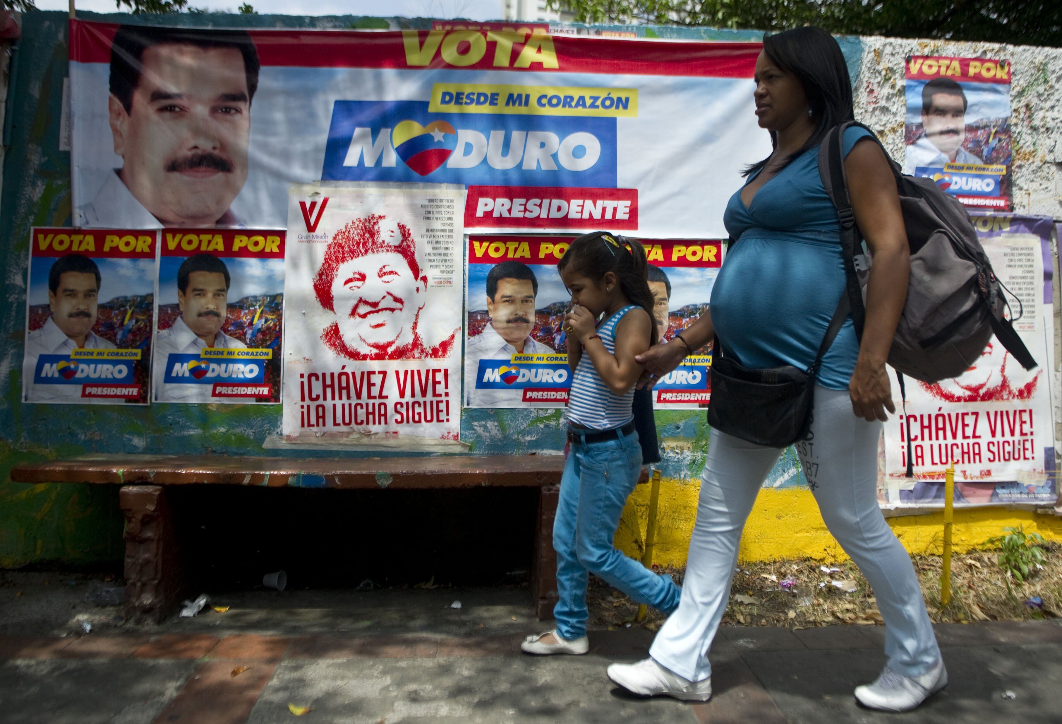 Propagandas pró-Maduro são vistas em favela de Caracas na manhã deste domingo (14)