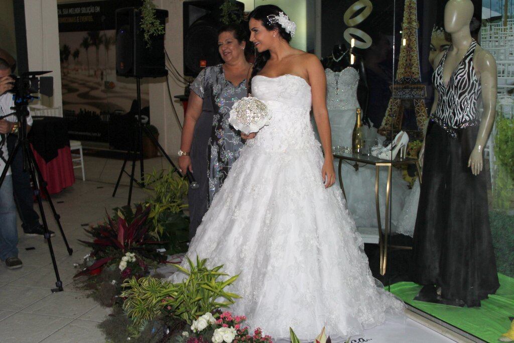 Musa do Carnaval e ex-Fazenda, Shaiene Cesario desfilou vestida de noiva 