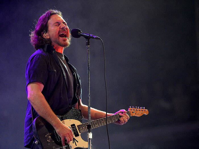 O terceiro e último dia do Lollapalooza foi dedicado a um
som mais pesado. Kaskade, Kaiser Chiefs, The Hives e Peral Jam (foto) fizeram a galera
pular muito