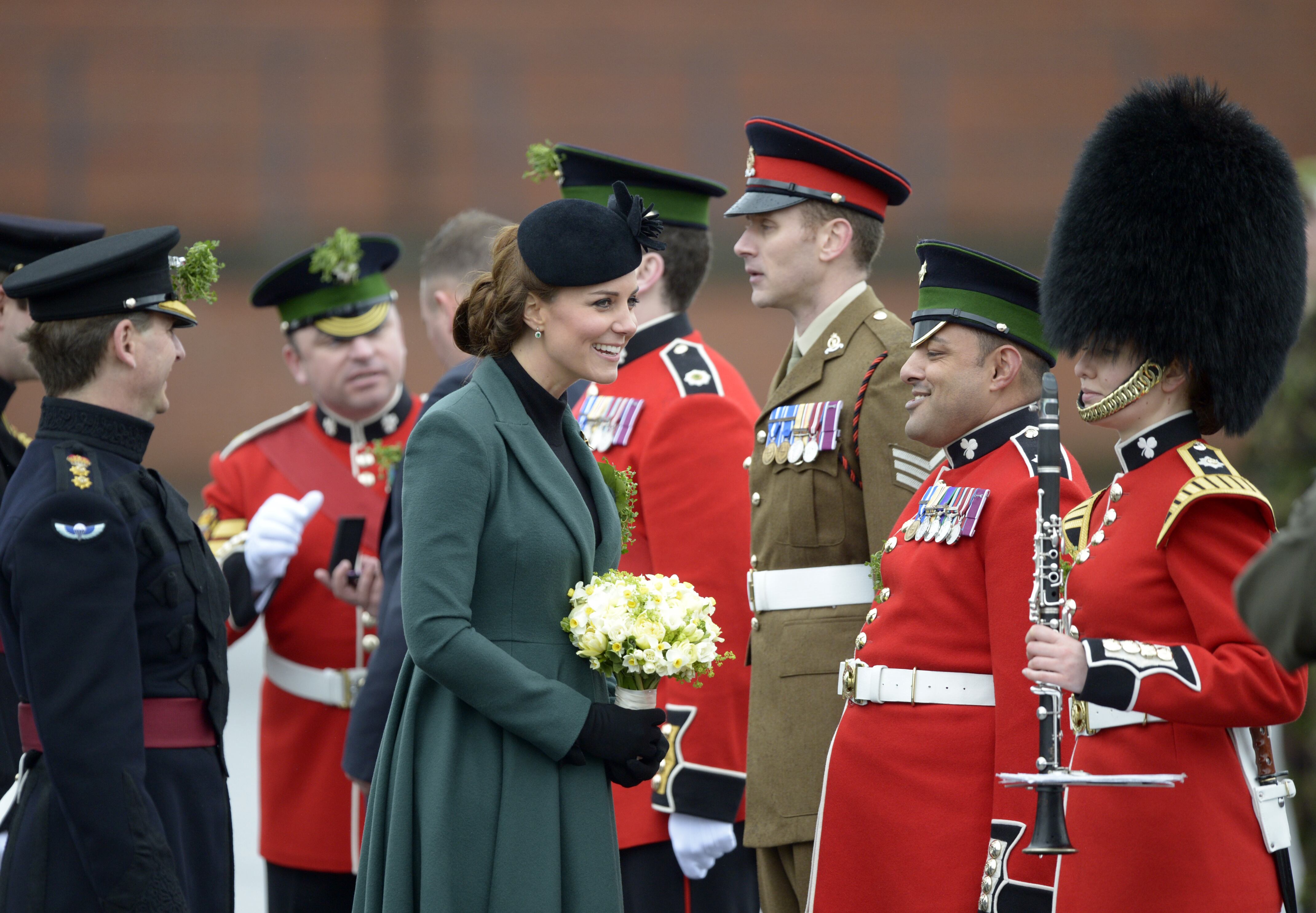 Catherine comprimentou a guarda do primeiro batalhão irlandês na parada de St. Patrick 