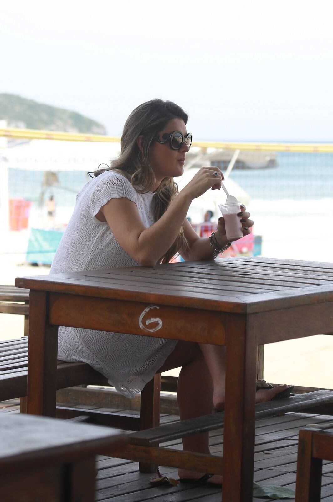 Mirella Santos exibiu o barrigão na Barra da Tijuca, no Rio de Janeiro