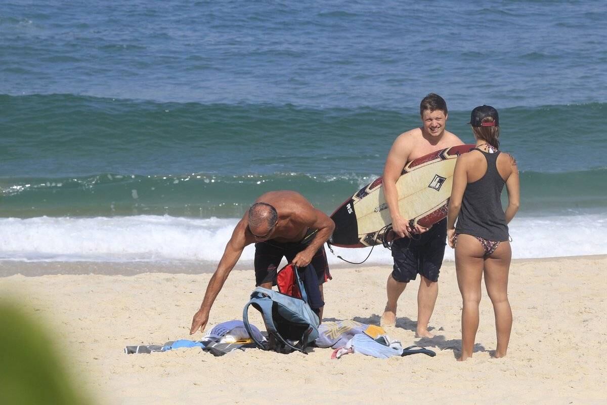 Kadu Moliterno curte a praia com a filha Lanai 