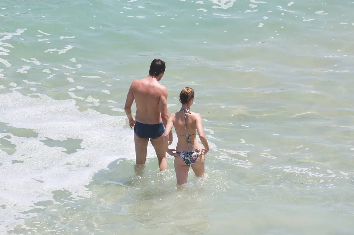 Nathalia Dill e Sérgio Guizé namoraram na praia