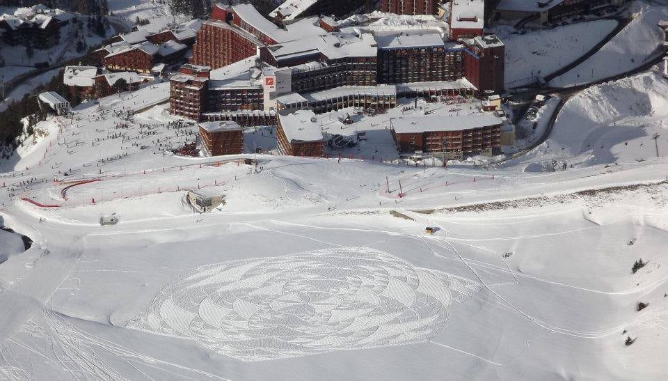 A maior parte desses detalhados desenhos — realizados com os pés — é feita em um lago congelado no resort de esqui Les Arcs, na França, onde o cartógrafo costuma passar os invernos