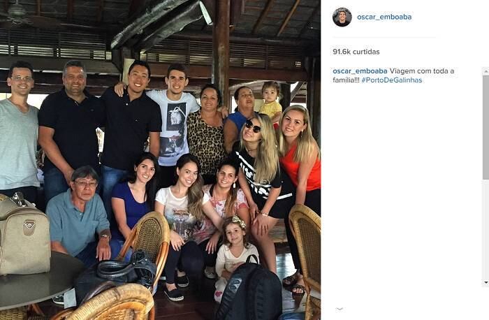 Como foi cortado da Copa América por lesão, ele aproveitou para viajar com a família inteirinha