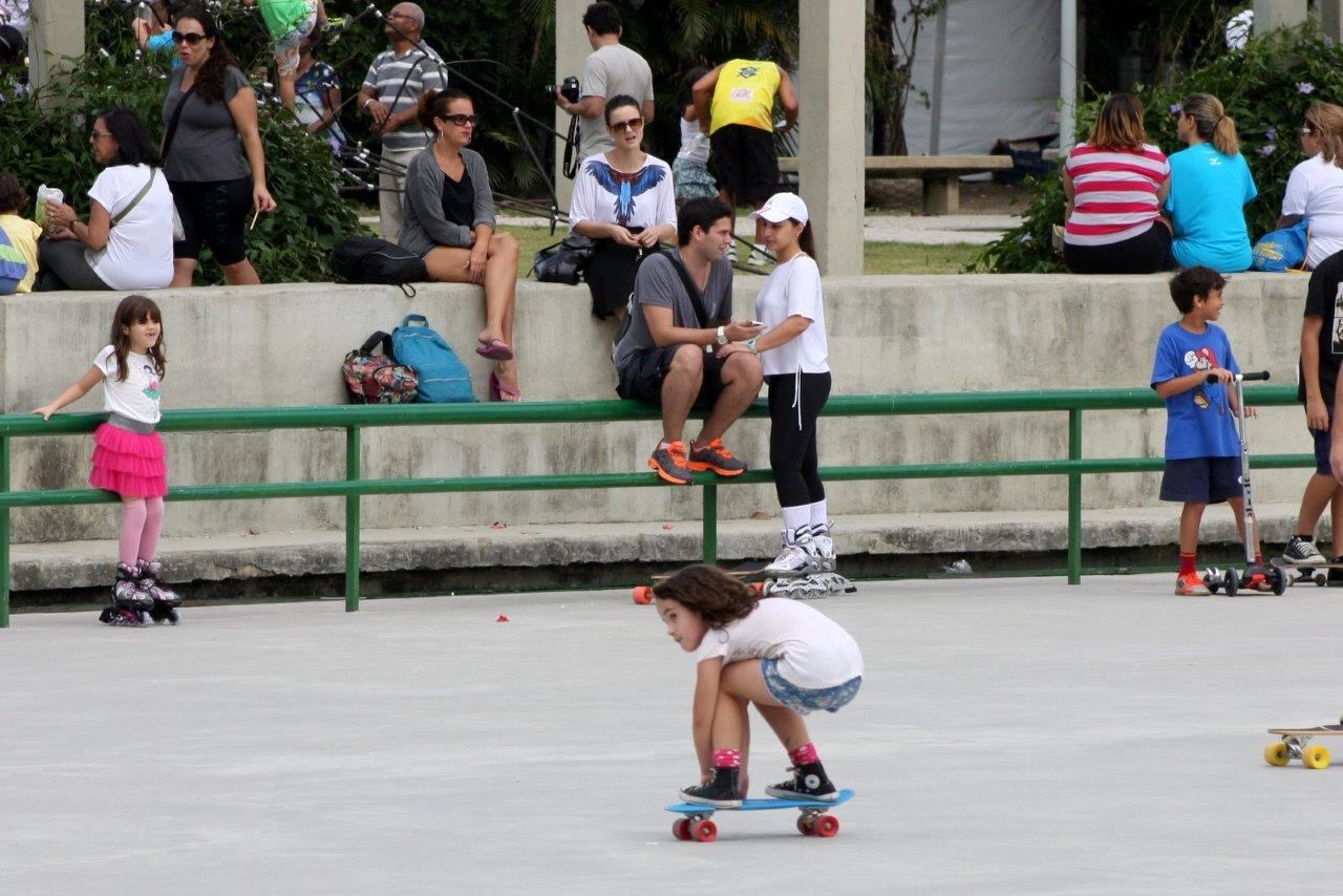Os dois acompanharam de longe o desempenho da filha na pista de skate. Não é que Cora manda bem?