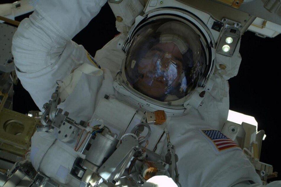 A agência espacial norte-americana (Nasa, na sigla em inglês) havia proibido as caminhadas espaciais desde que um erro no traje do astronauta italiano Luca Parmitano fez com que meio litro de água invadisse o seu capacete, em julho de 2013