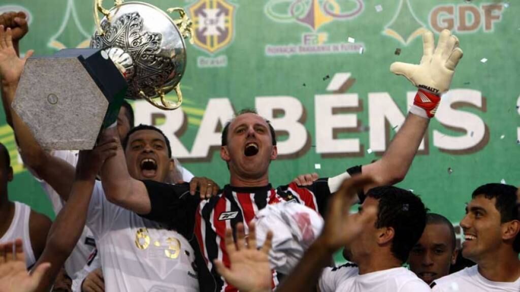O São Paulo é o único clube a erguer o troféu de campeão Brasileiro por três anos consecutivos: 2006, 2007 e 2008 (Foto: Tom Dib/Lancepress!)