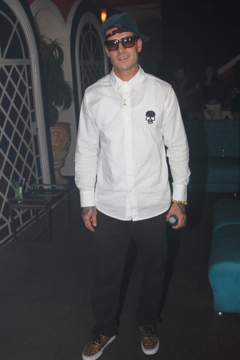 Ao se encontrar com a imprensa, na noite de segunda-feira (28), Mateus sorriu e posou para fotos