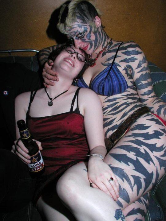 Sem medo da dor, Katzen chegou a tatuar 23 listras de uma só vez