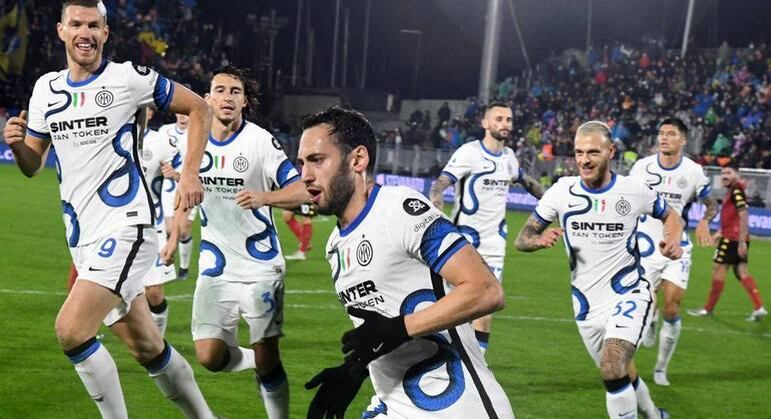 A festa do time da Inter pelo gol de Çalhanoglu, o primeiro diante do Venezia