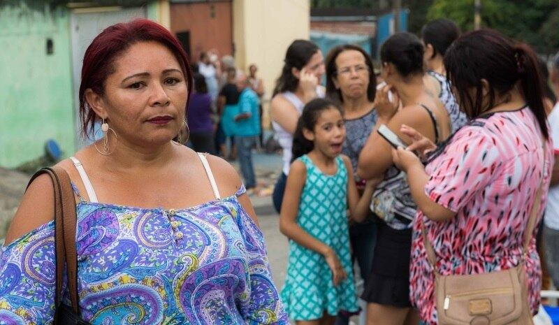 Em Guarulhos, a cuidadora de idosos Leonilde de Araújo, de 42 anos, disse que deixou a regularização da biometria para a última hora porque tem pouco tempo disponível. "Eu cuido da minha mãe e do meu sobrinho, aí não tenho tempo, no caso, para vir antes disso. Eu vim de última hora e ainda deixei minha mãe na mão da vizinha. Para mim, é uma sacanagem isso daí. É uma roubalheira que eles fazem isso com a gente, porque a gente fica numa fila esse tempo todo para resolver uma coisa tão simples e eles deixam para resolver de última hora. No caso, eles tinham que fazer três meses antes, entendeu?"