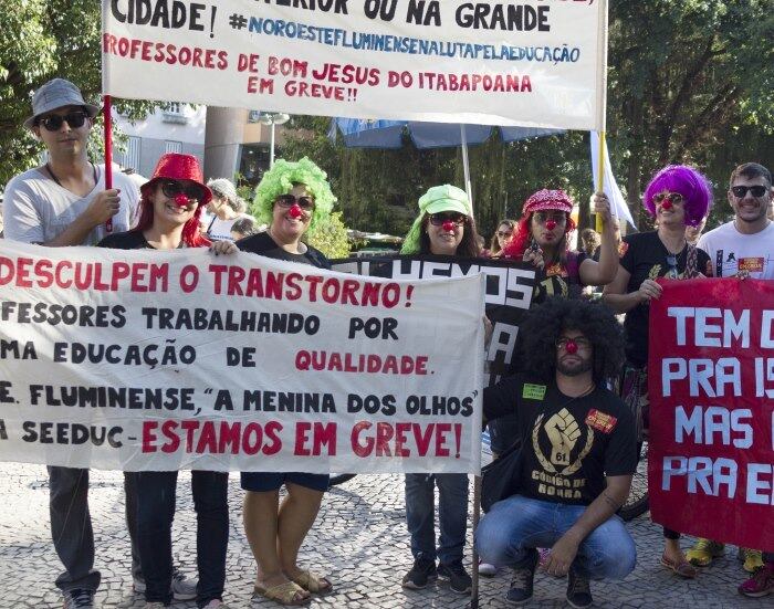 Professores da rede estadual, que estão em greve desde o começo de março passado, marcaram presença na manifestação