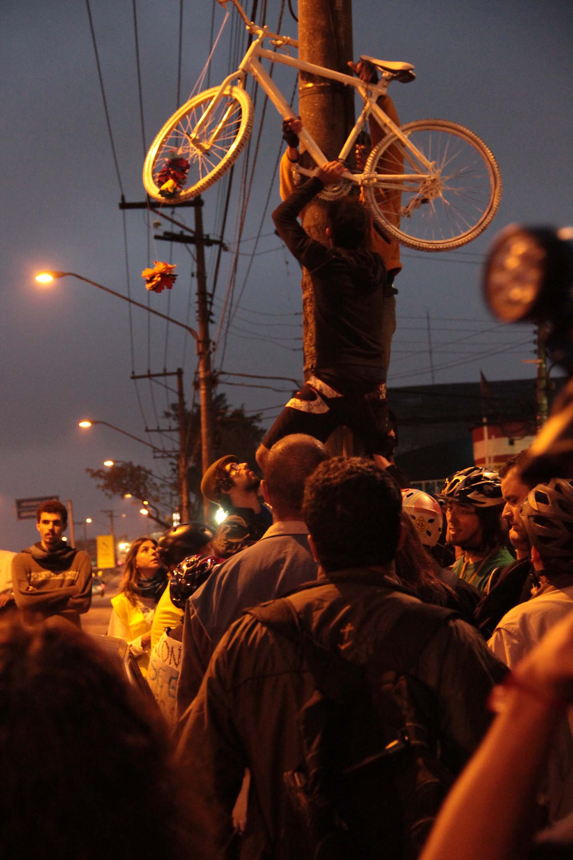 Um grupo de ciclistas realizou um protesto, no início da noite desta quinta-feira (29) em frente à Subprefeitura do Butantã, na zona oeste de São Paulo. As informações são do Estadão Conteúdo.
Por  volta das 20h, a lentidão na capital chegava a 127 km nas vias monitoradas pela CET (Companhia de Engenharia de Tráfego)