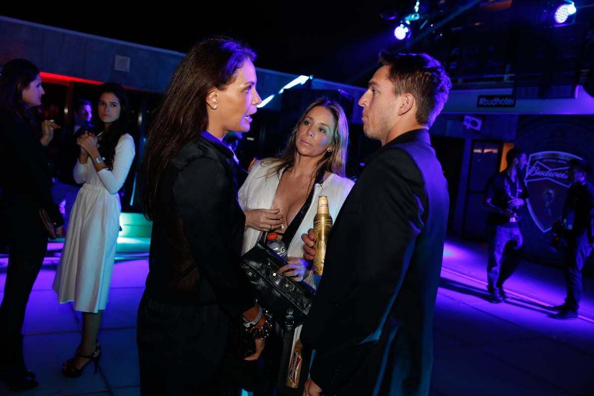 Carolina Ferraz ainda conversou com Amaury Nunes, namorado de Dani Winits