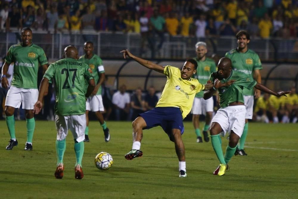 Amaral, ídolo do Palmeiras nos anos 90,
também participou da partida e, como se pode ver, não aliviou para o dono da festa