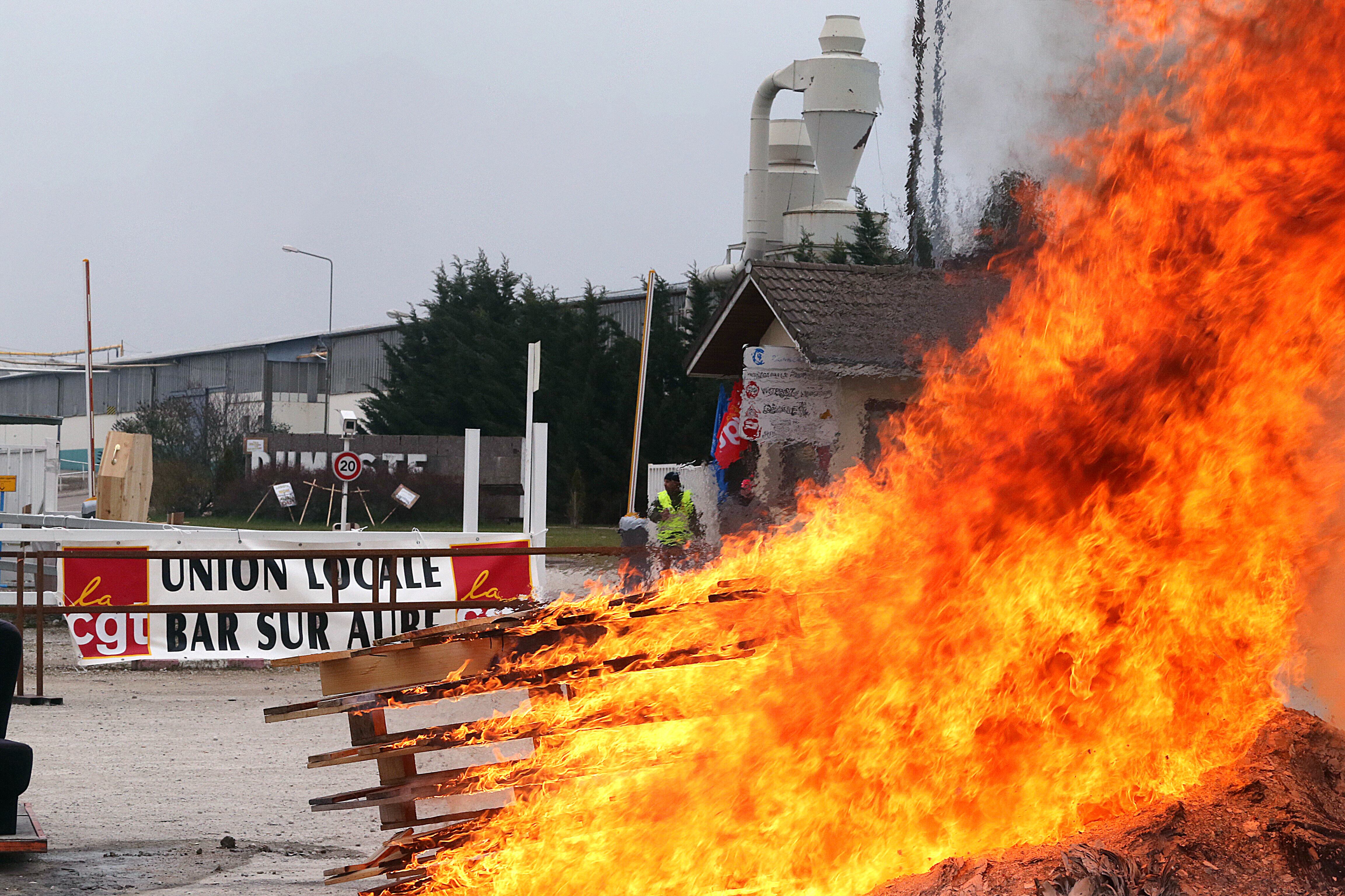 Incêndio é provocado por funcionários em greve em Bar-sur-Aube, nordeste da França. A empresa Atmospheres Interiors (Atmosferas Interiores, em português) anunciou seu fechamento, que deixará 191 pessoas desempregadas